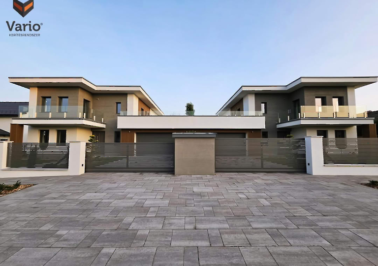 40mmx25mm-es alumínium kerítéselemeink, úszókapuink, RAL7039-es egyedi színben, 15mm hézaggal az elemek között.